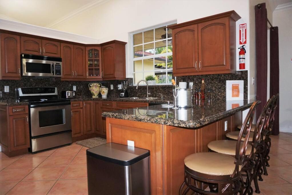 Casa de férias New Luxury Vacation Dream Rental- Sleeps 15! Miami