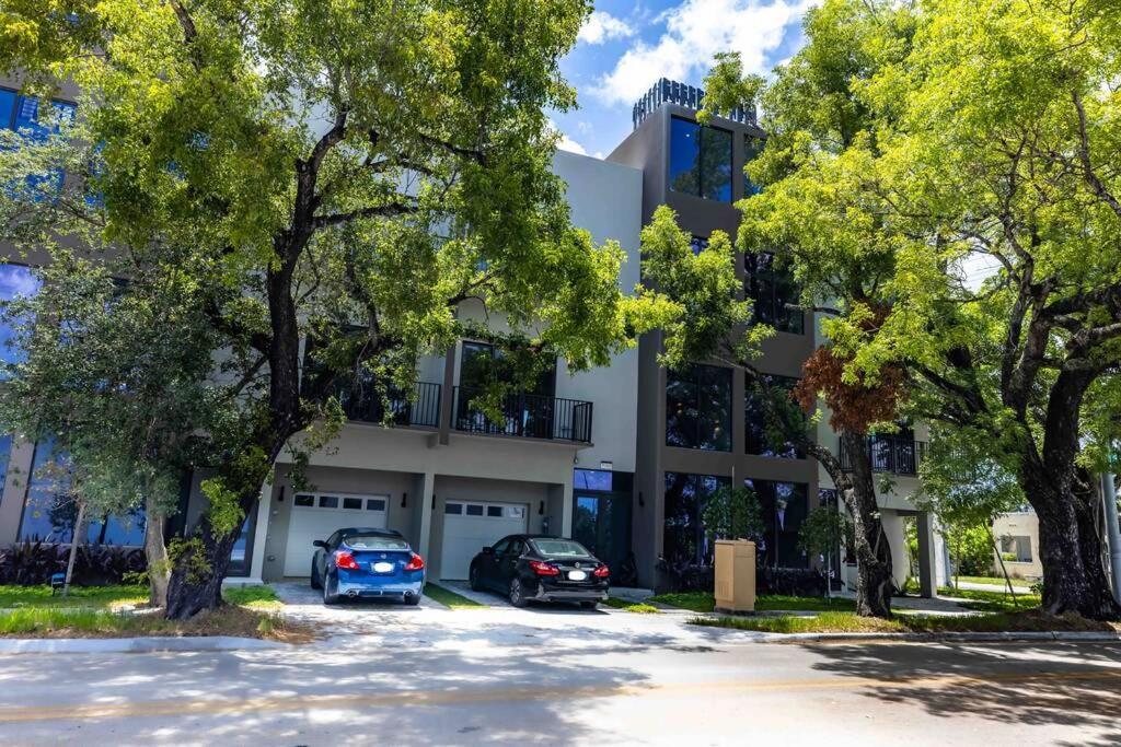 Huge 4 Bedroom Townhouse W/ Private Rooftop & Bbq