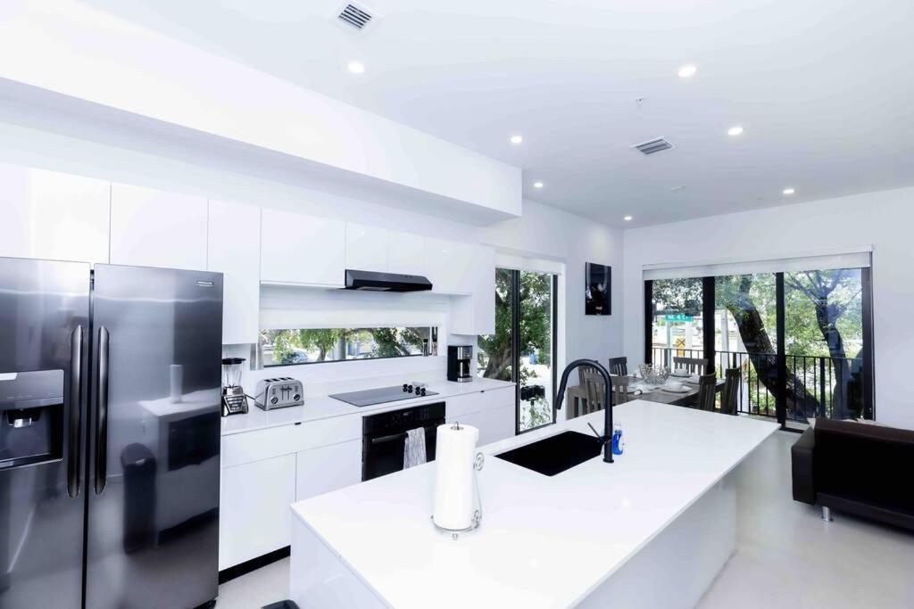 Huge 4 Bedroom Townhouse W/ Private Rooftop & Bbq Apartment Miami