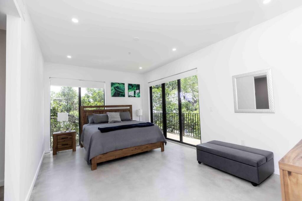 Huge 4 Bedroom Townhouse W/ Private Rooftop & Bbq *