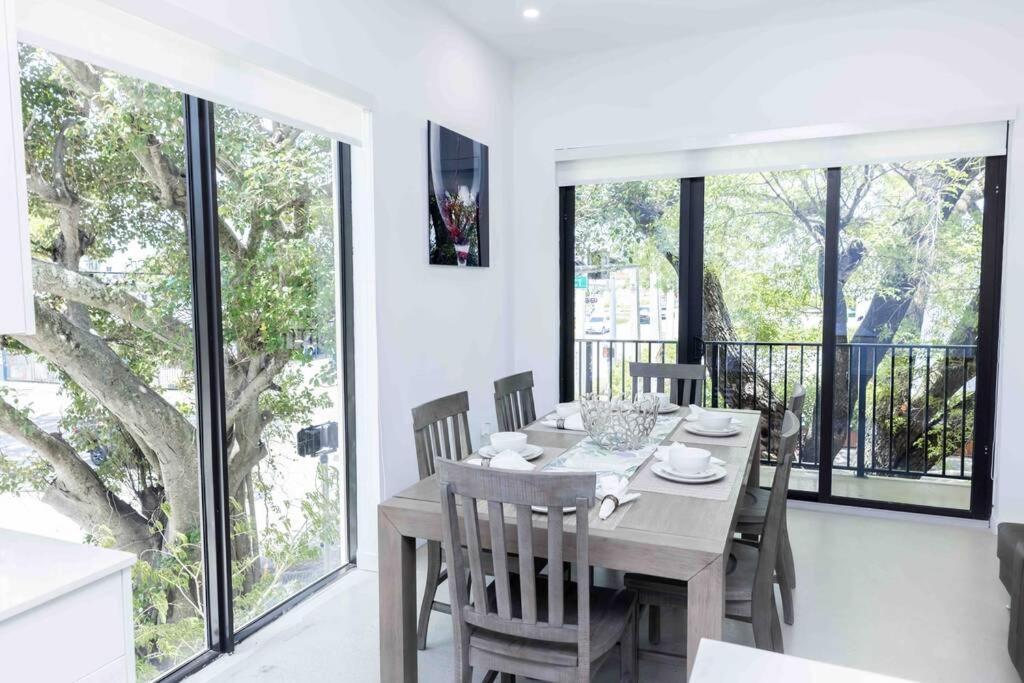 Huge 4 Bedroom Townhouse W/ Private Rooftop & Bbq Miami