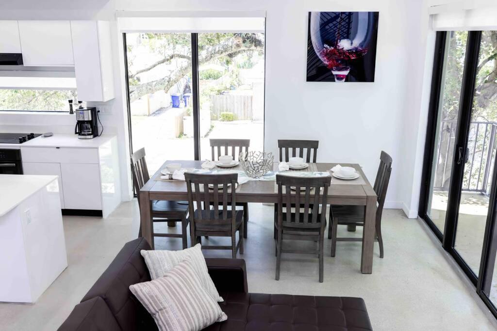 Huge 4 Bedroom Townhouse W/ Private Rooftop & Bbq