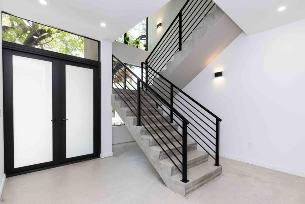 Huge 4 Bedroom Townhouse W/ Private Rooftop & Bbq *