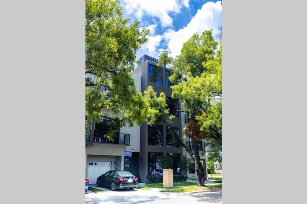 Apartment Huge 4 Bedroom Townhouse W/ Private Rooftop & Bbq *