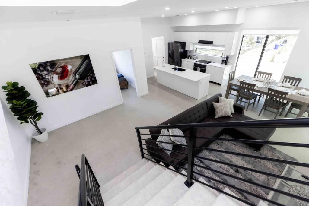 Huge 4 Bedroom Townhouse W/ Private Rooftop & Bbq Apartment