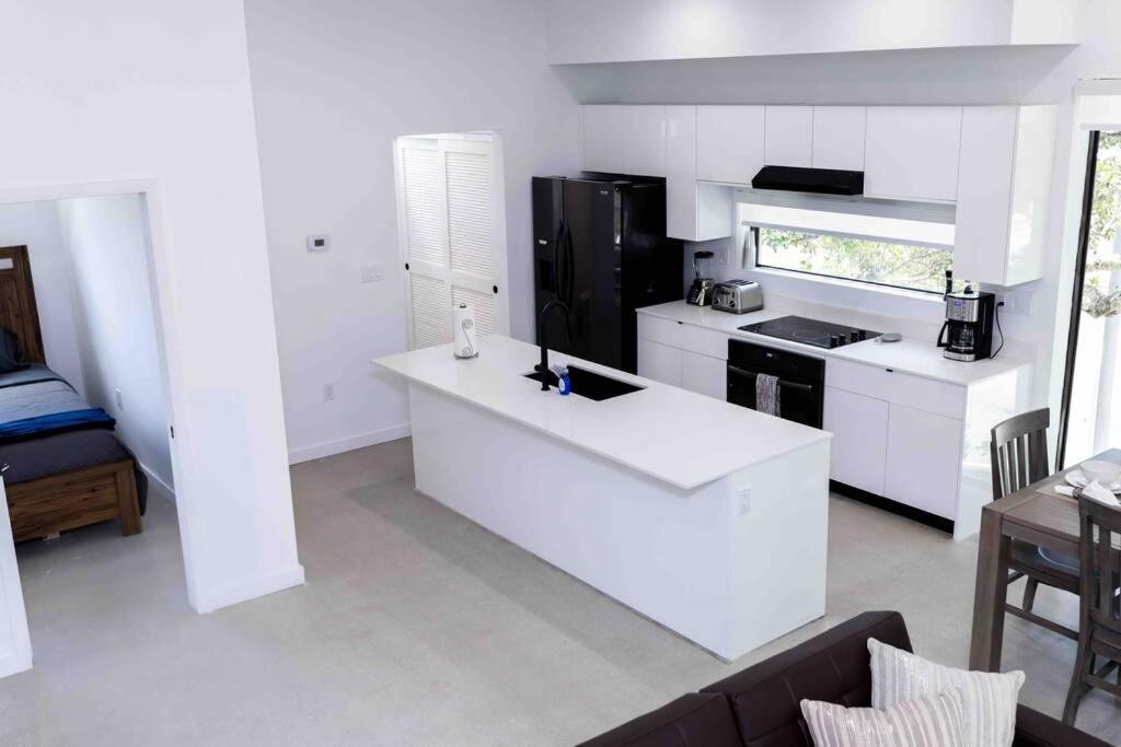 Huge 4 Bedroom Townhouse W/ Private Rooftop & Bbq Apartment *