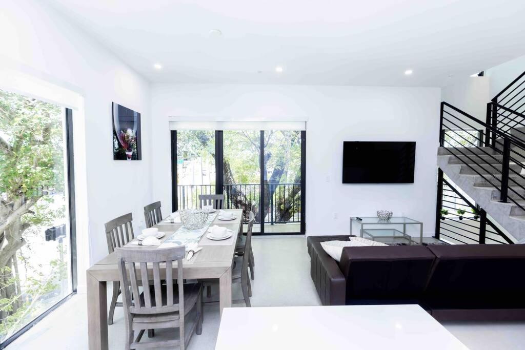 Huge 4 Bedroom Townhouse W/ Private Rooftop & Bbq Miami