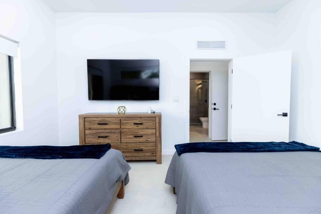 Apartment Huge 4 Bedroom Townhouse W/ Private Rooftop & Bbq