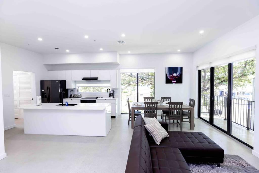Huge 4 Bedroom Townhouse W/ Private Rooftop & Bbq Apartment