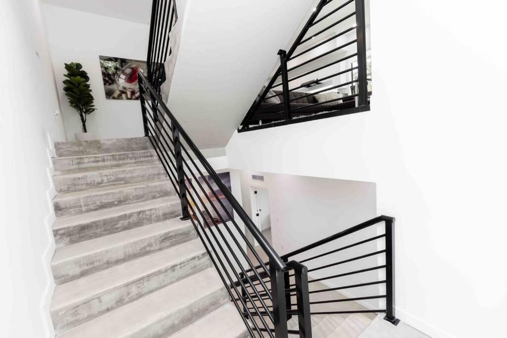 Apartment Huge 4 Bedroom Townhouse W/ Private Rooftop & Bbq *