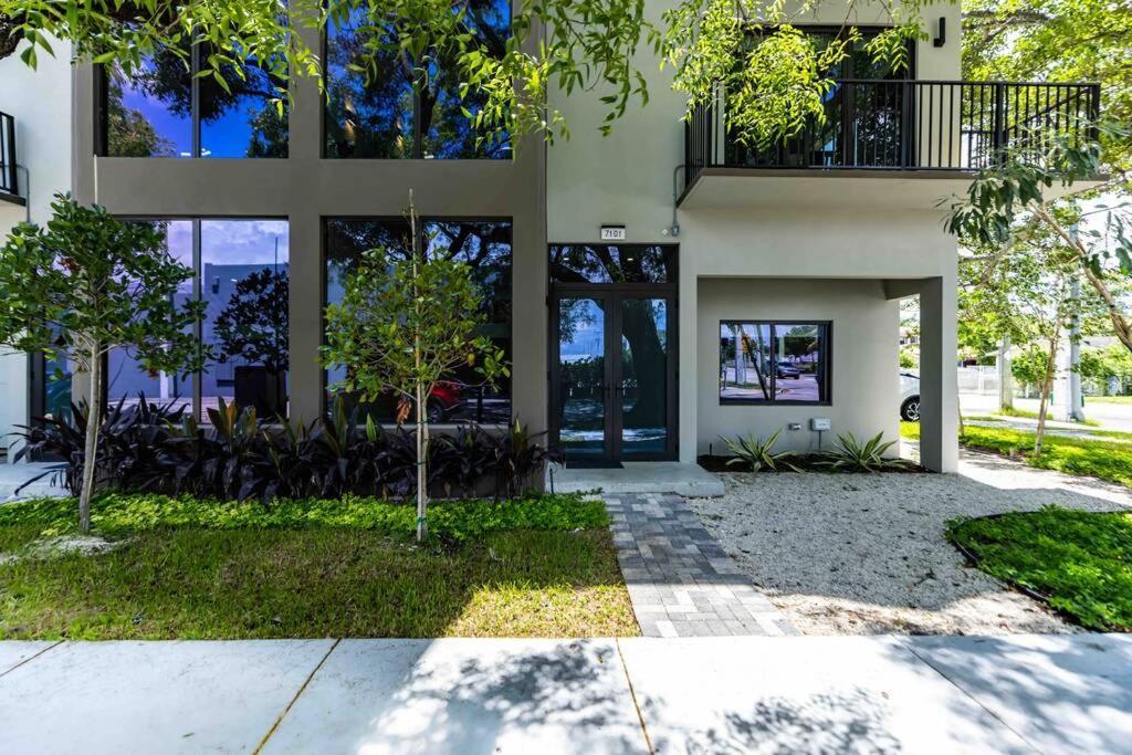 Huge 4 Bedroom Townhouse W/ Private Rooftop & Bbq * Miami