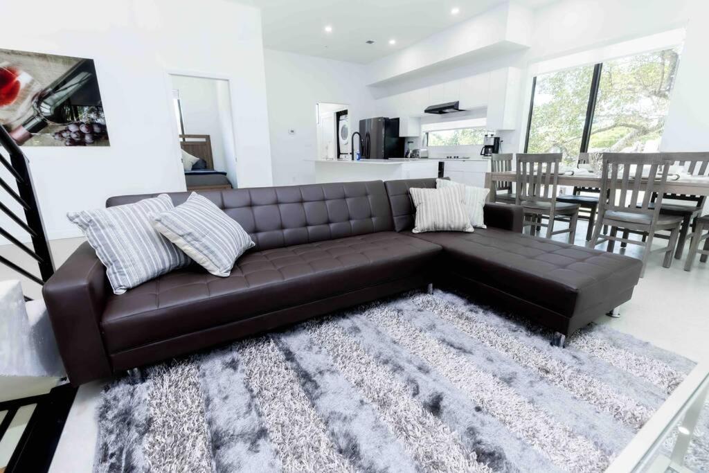 Huge 4 Bedroom Townhouse W/ Private Rooftop & Bbq Apartment