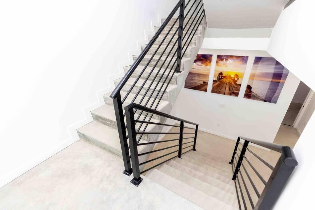 Huge 4 Bedroom Townhouse W/ Private Rooftop & Bbq *