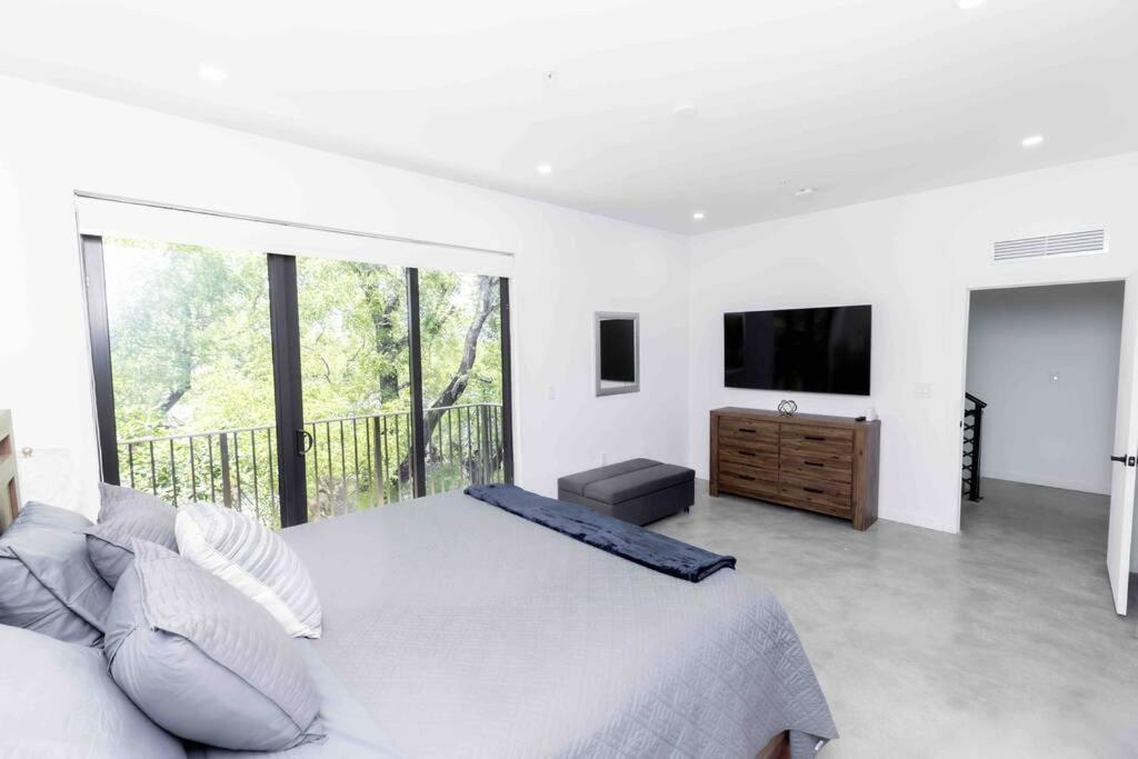 Huge 4 Bedroom Townhouse W/ Private Rooftop & Bbq *