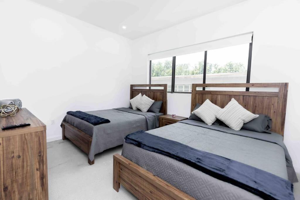 Huge 4 Bedroom Townhouse W/ Private Rooftop & Bbq Apartment *