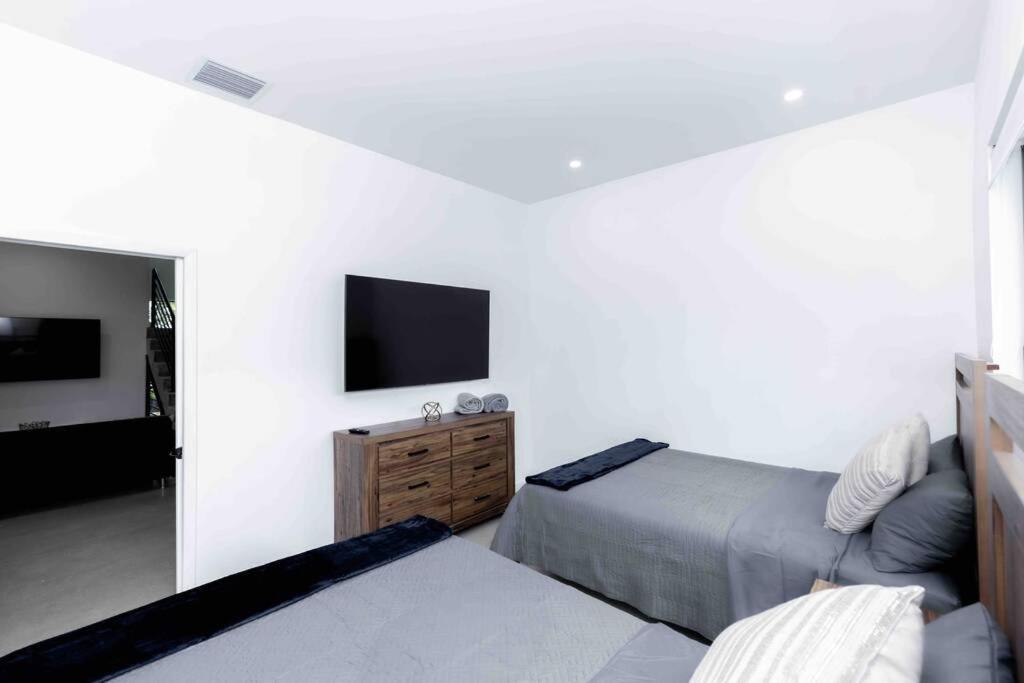 Huge 4 Bedroom Townhouse W/ Private Rooftop & Bbq *