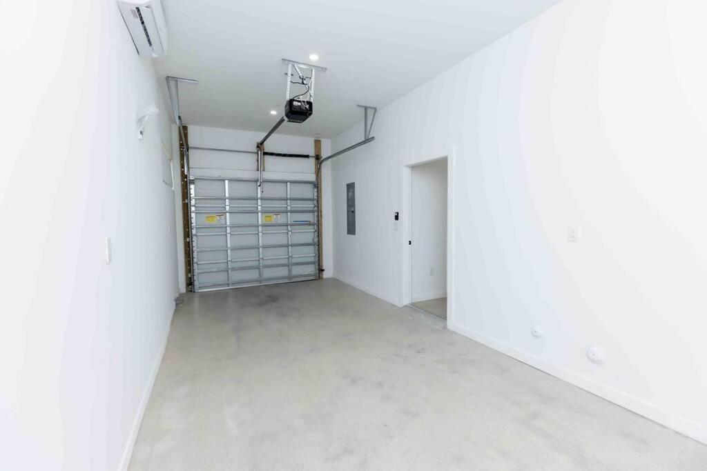 Huge 4 Bedroom Townhouse W/ Private Rooftop & Bbq Apartment *