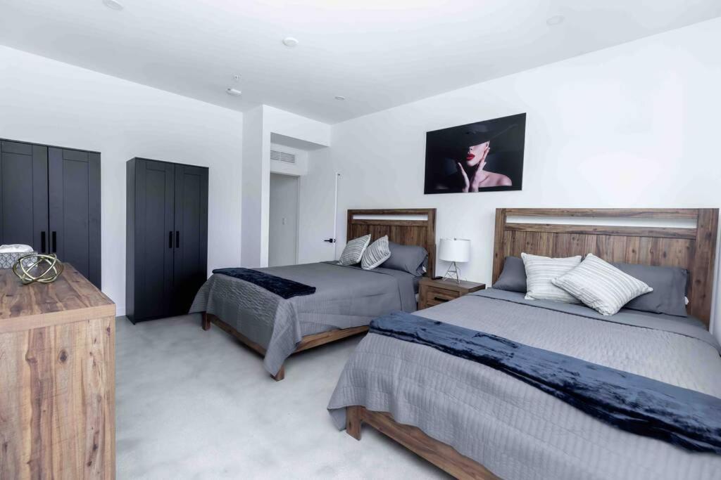 Apartment Huge 4 Bedroom Townhouse W/ Private Rooftop & Bbq