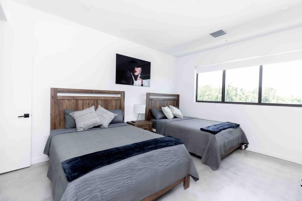Huge 4 Bedroom Townhouse W/ Private Rooftop & Bbq *
