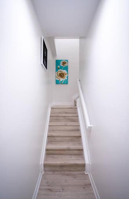 2/2.5 Apartment,7 Mins Airport, 20 Min Beach