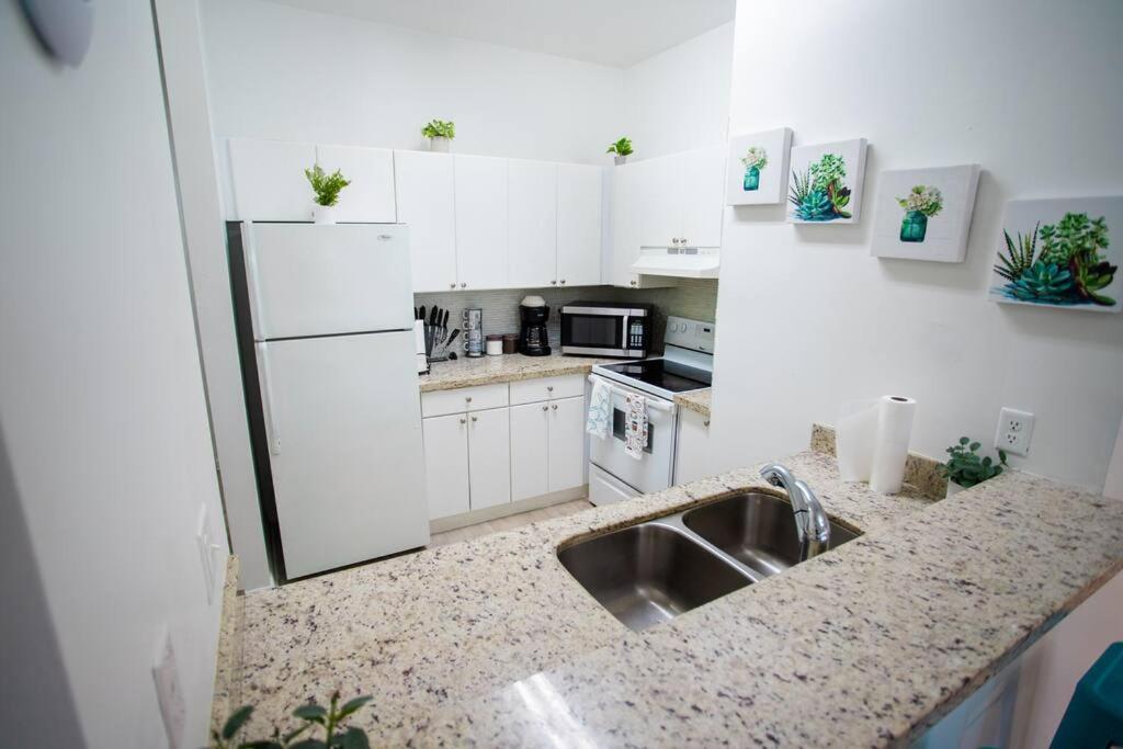 Apartment 2/2.5 Apartment,7 Mins Airport, 20 Min Beach
