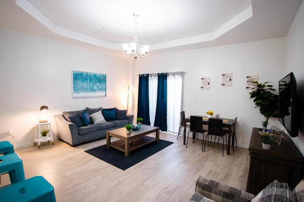 2/2.5 Apartment,7 Mins Airport, 20 Min Beach Apartment