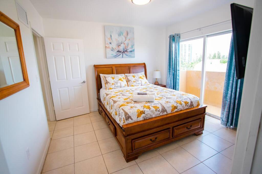 2/2.5 Apartment,7 Mins Airport, 20 Min Beach Apartment *