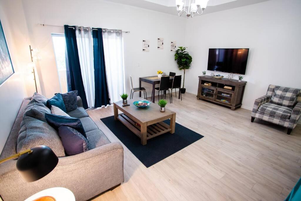 2/2.5 Apartment,7 Mins Airport, 20 Min Beach