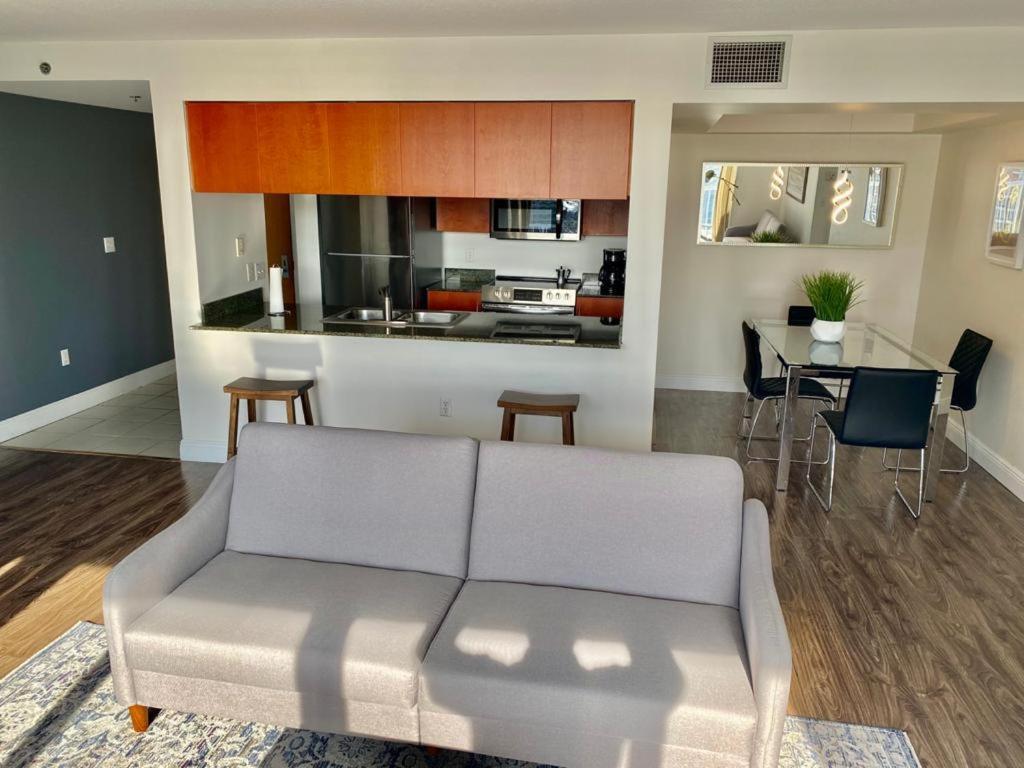 Beautiful Large Apt 2 Brm With Ocean Views In Brickell