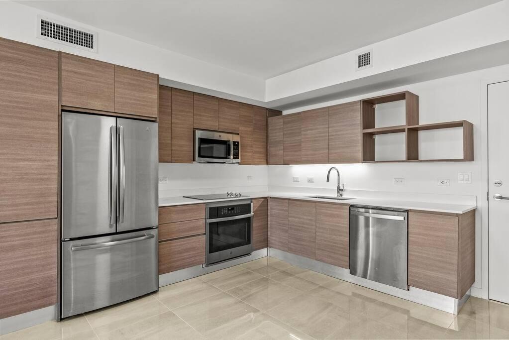 Lovely Modern & Homely Apartment With A Pool & Gym Miami