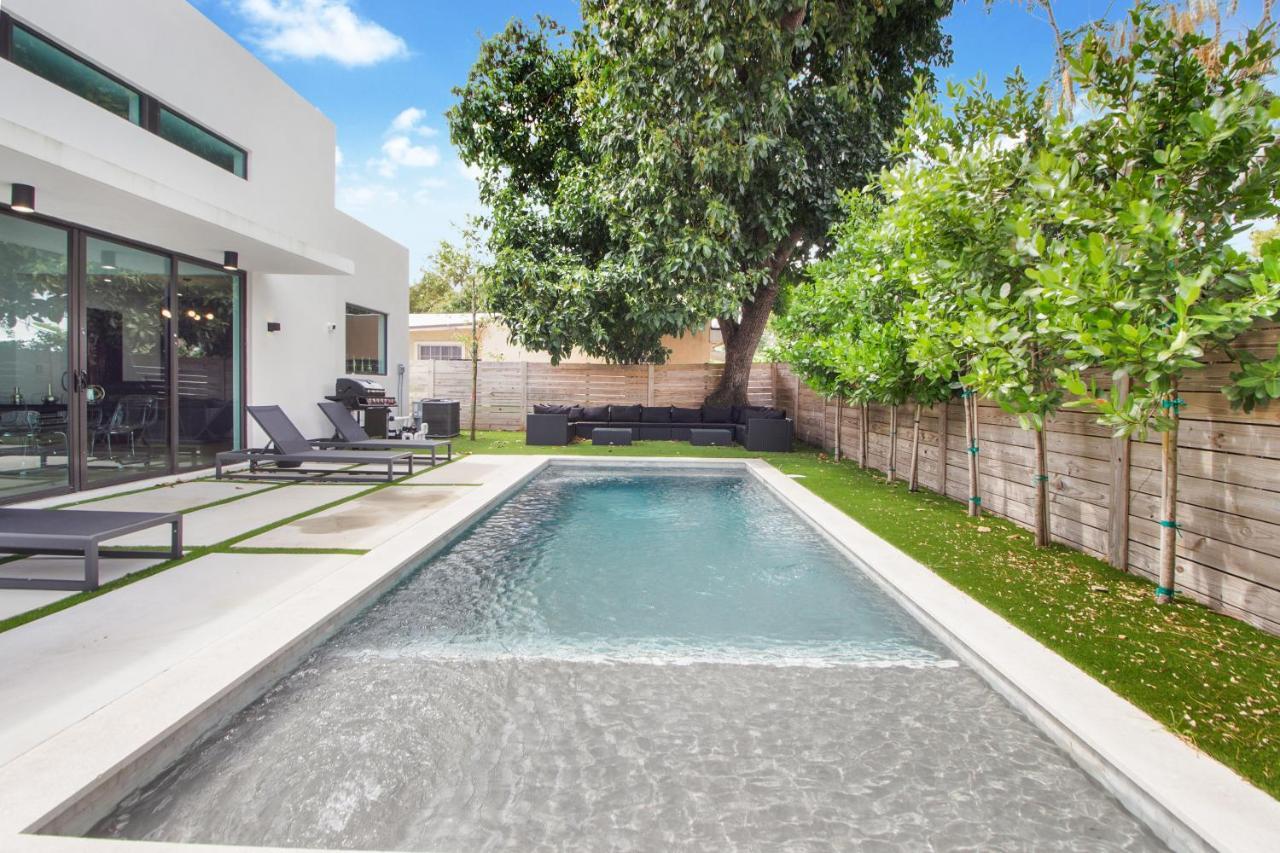 Noir Design District 4br & 2ba Sleeps 14 With Grill, Pool Table, Pool & Villa *