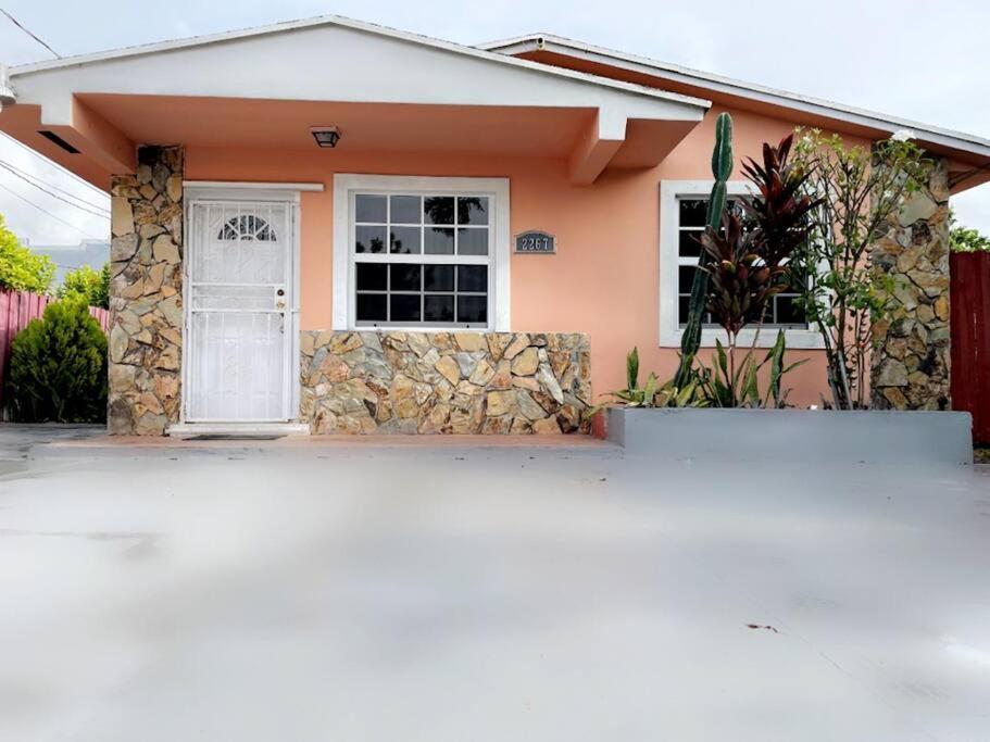 Modern Luxurious Spacious In West Wynwood