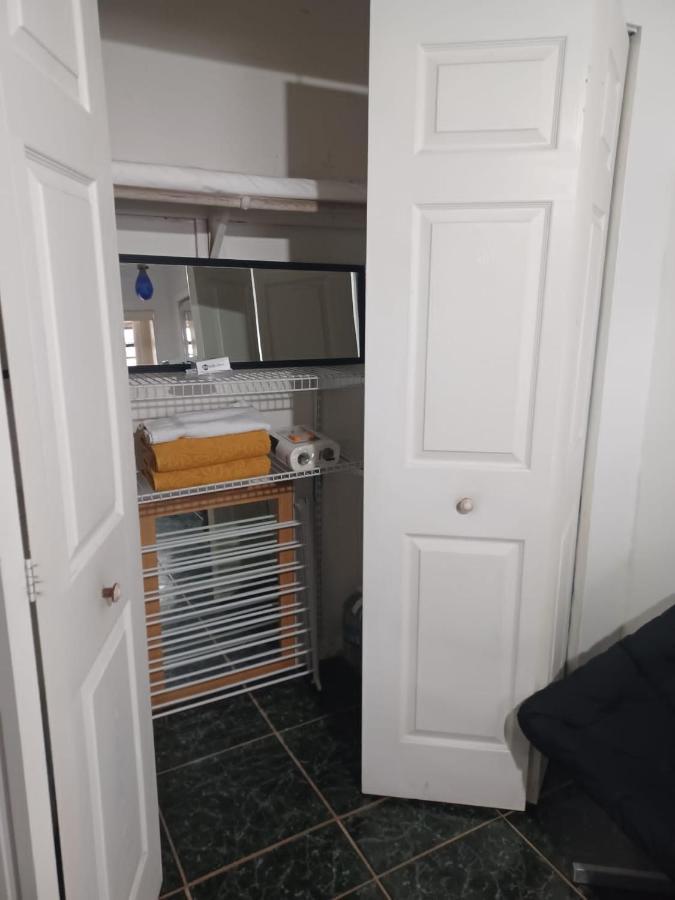 Snug Minimalist Full Bed With 50 Inch Smart Tv, Netflix, Airplay, Mini-fridge, And 500 Mbps Wifi Near Fiu, Dolphin Mall, Airport