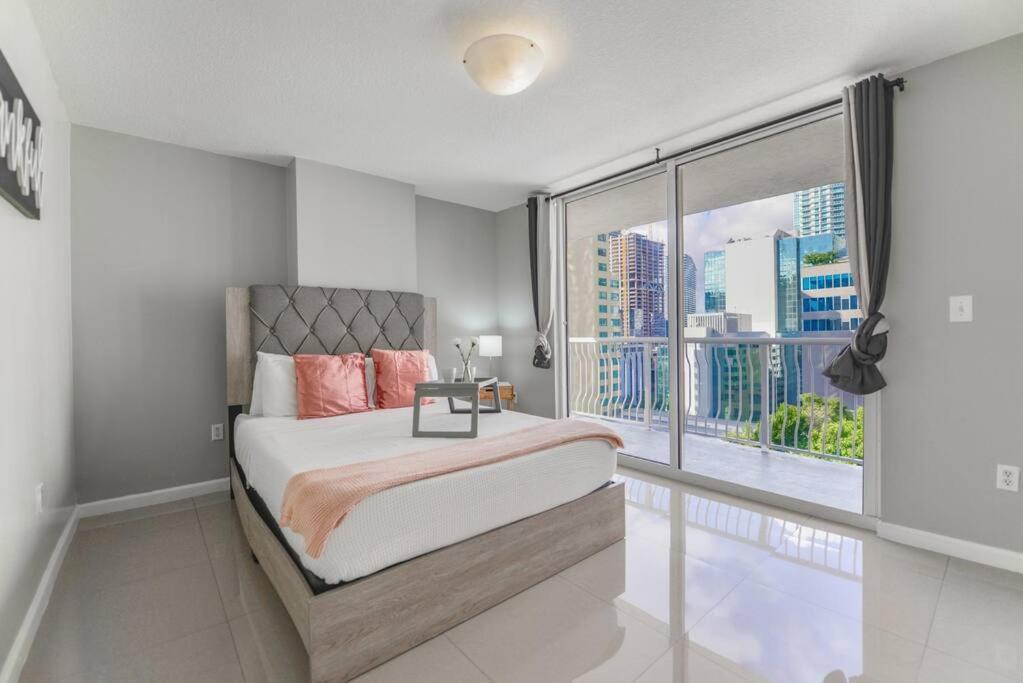 Amazing 3 Bedroom At Brickell With Pool *