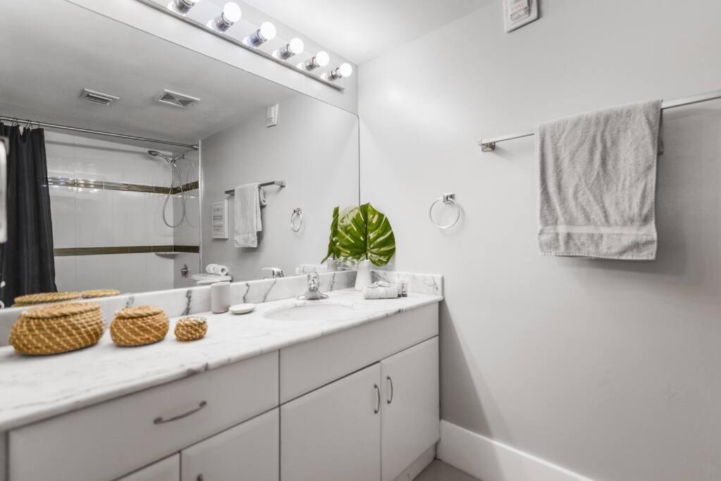 Amazing 3 Bedroom At Brickell With Pool *