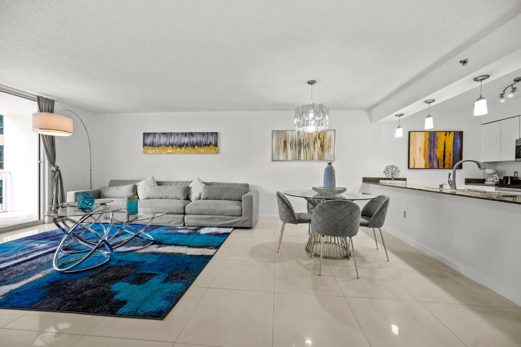 Apartment Amazing Location W Parking In *