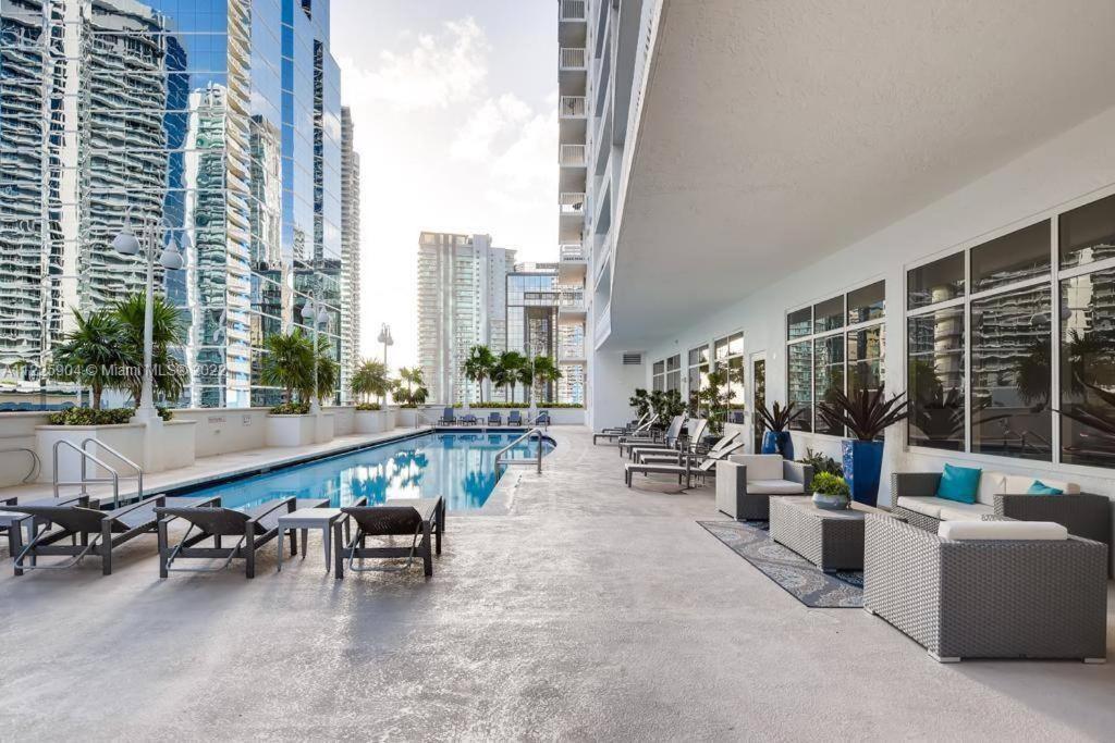 Amazing Location W Parking In Apartment *
