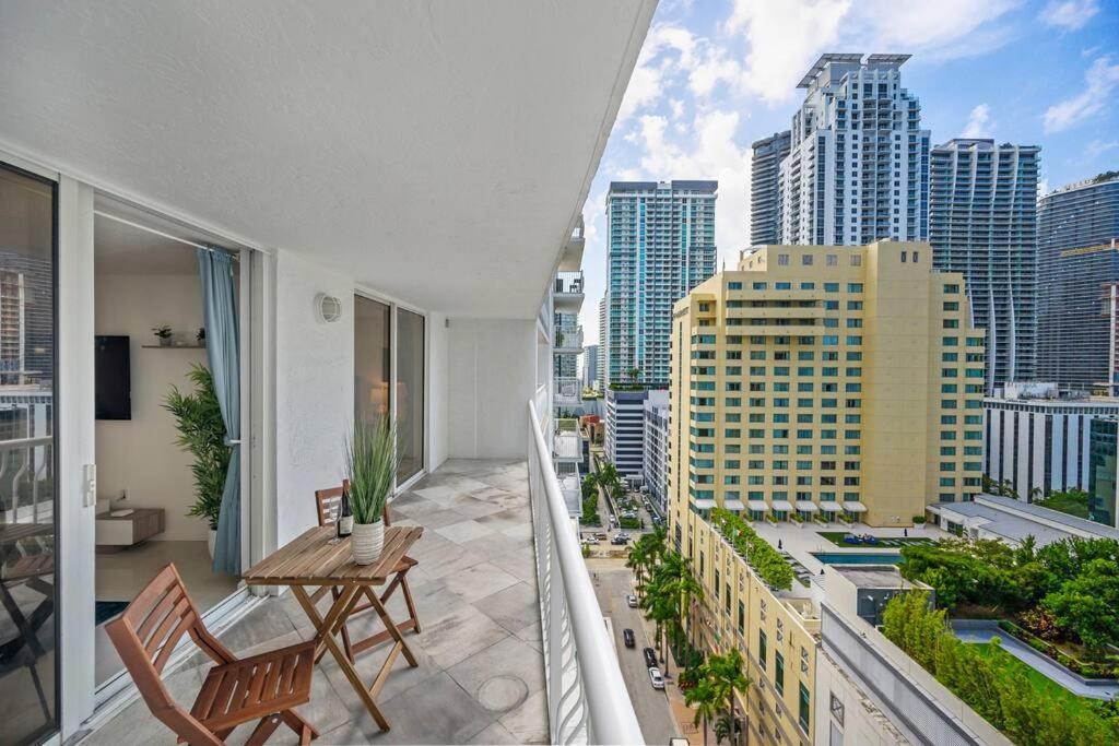 Amazing Location W Parking In Apartment *