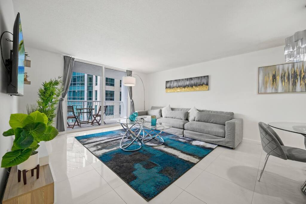 Amazing Location W Parking In Apartment *
