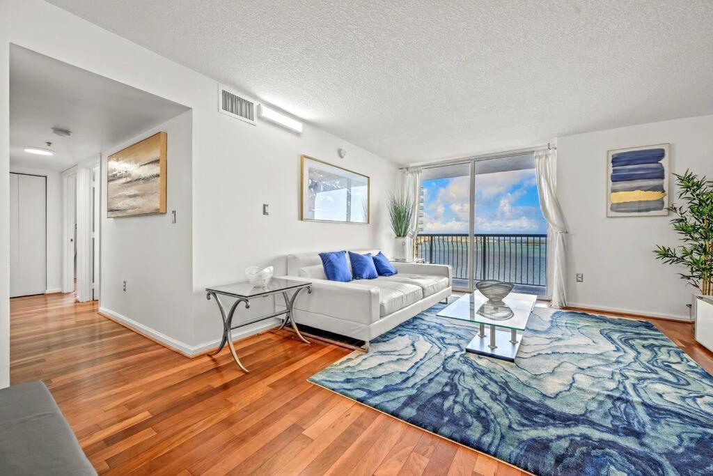 Incredible Ocean View 3 Bedrooms Unit Miami