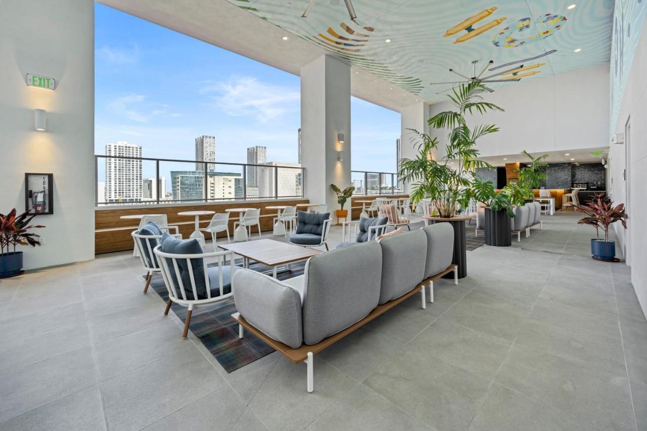 Apartment Fabulous With Pool, Gym, Lounge - Prime Location,