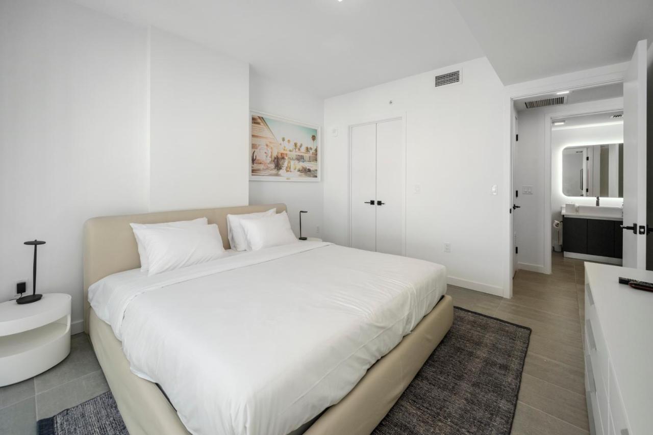 Apartment Fabulous With Pool, Gym, Lounge - Prime Location,