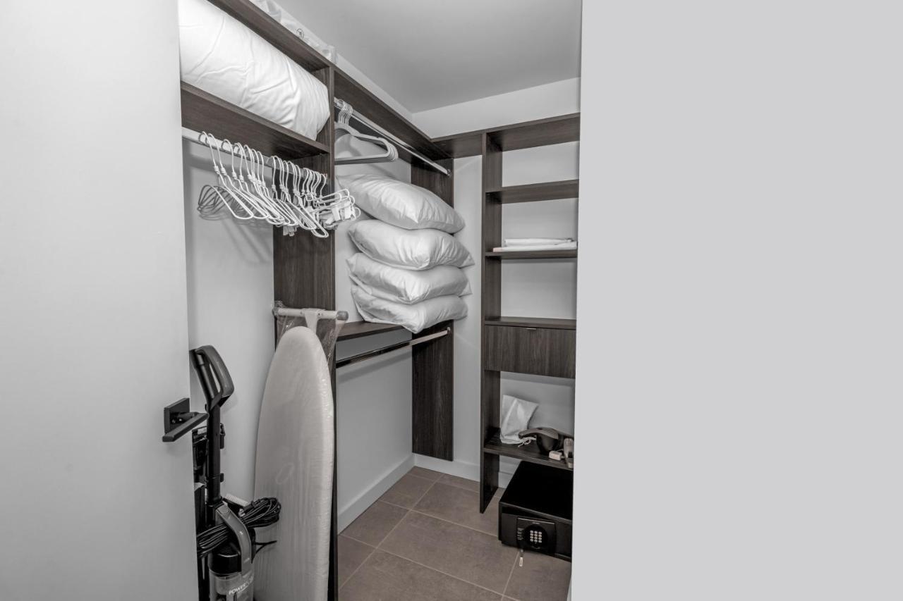 Apartment Fabulous With Pool, Gym, Lounge - Prime Location,