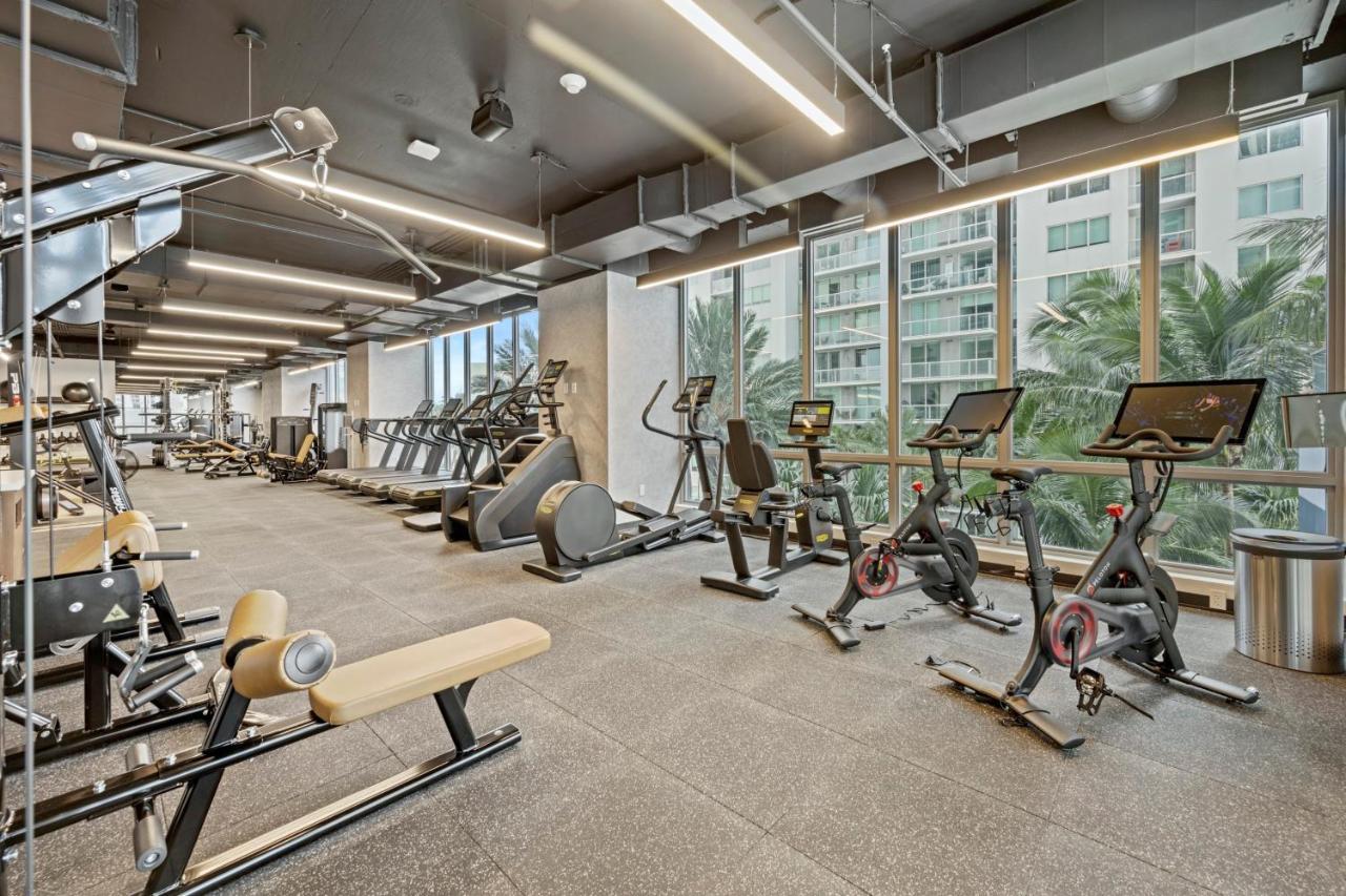 Apartment Fabulous With Pool, Gym, Lounge - Prime Location,