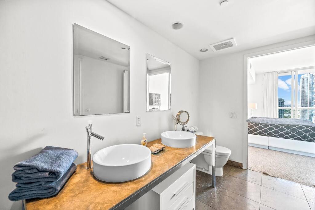 Gorgeous Unit At The W Building Priceless Location Apartment