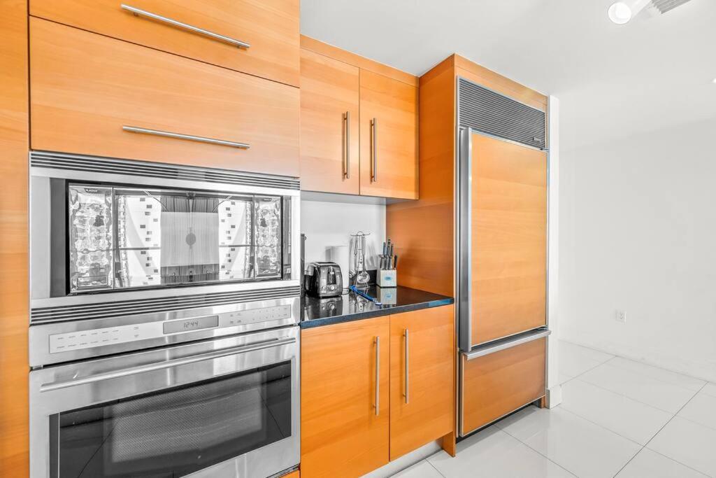 Gorgeous Unit At The W Building Priceless Location * Miami