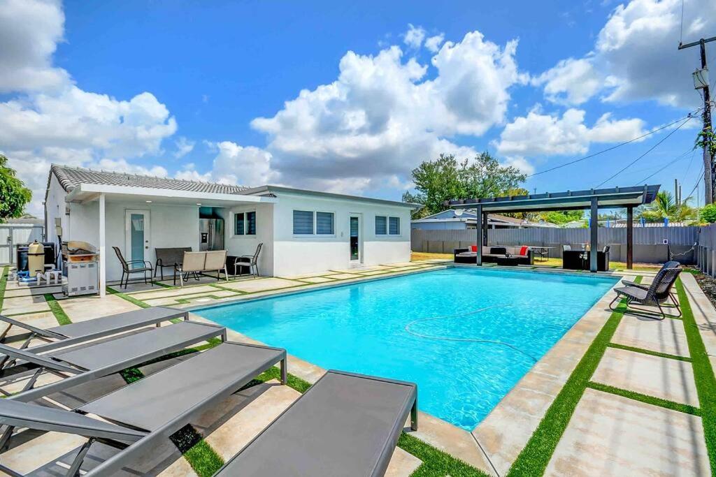 Holiday home Cozy Paradise, With Heated Pool, Near Airport In L16