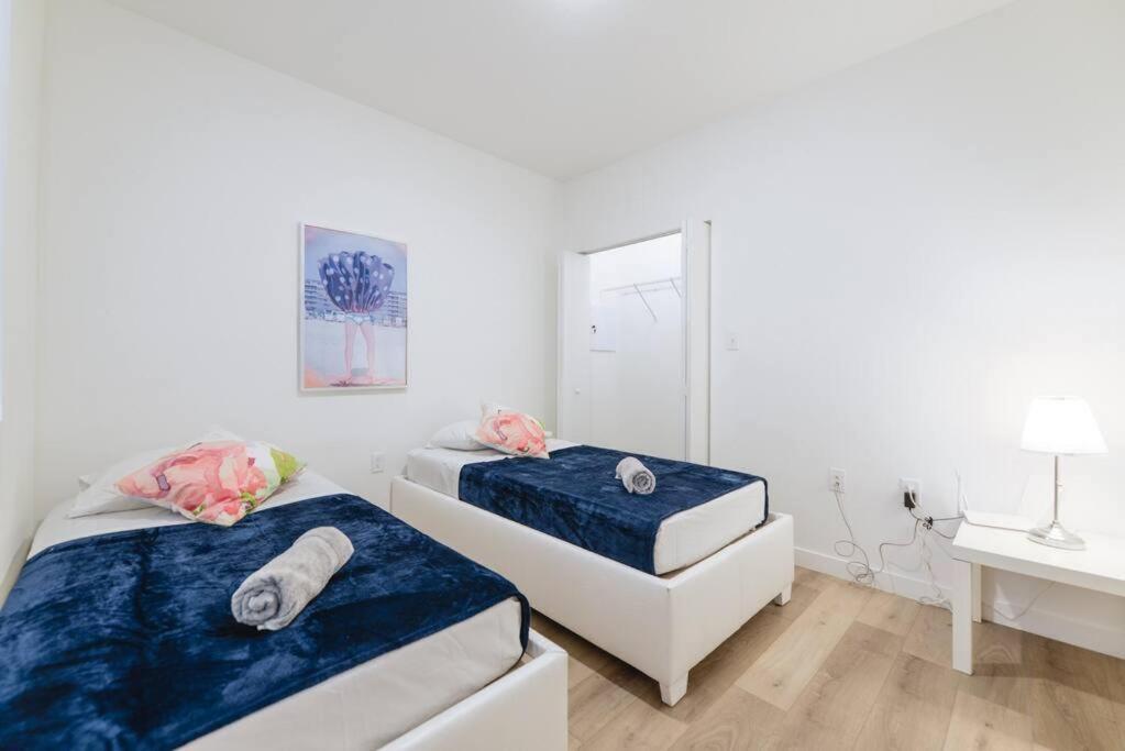 Casa de férias Amazing Town House 15 Min From The Beach Wfree Parking *