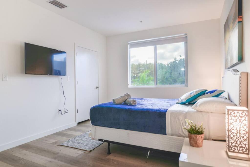 Casa de férias Amazing Town House 15 Min From The Beach Wfree Parking *