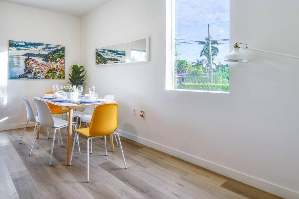 Casa de férias Amazing Town House 15 Min From The Beach Wfree Parking